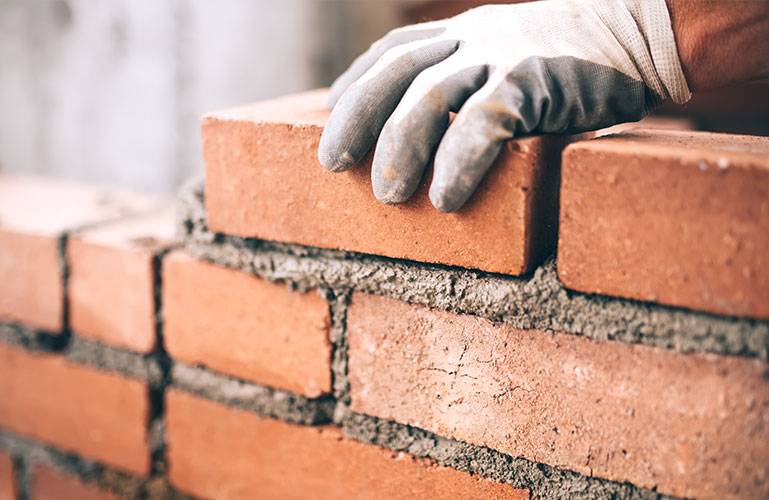 Maurer baut eine stabile Mauer