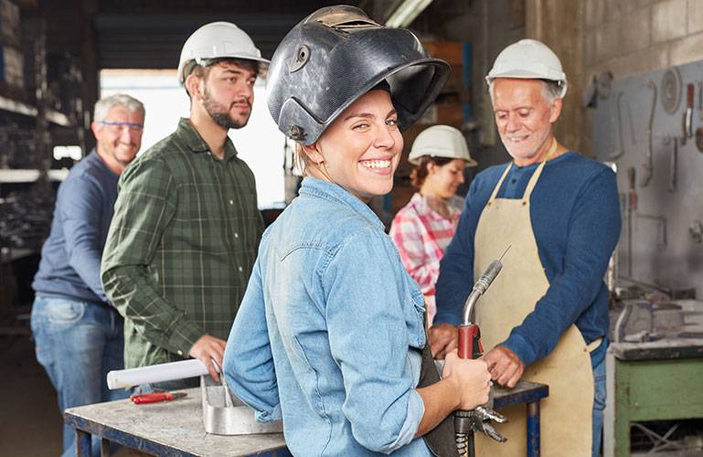 Handwerker bei der Arbeit.